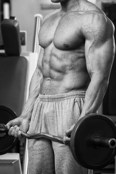 Uomo in palestra con manubri — Foto Stock