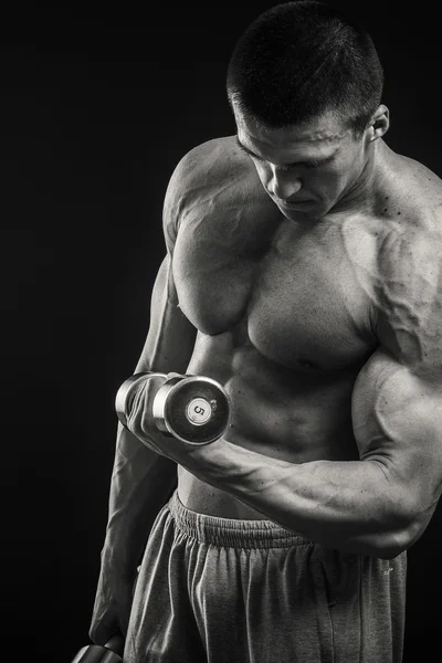 Culturista muestra sus músculos —  Fotos de Stock