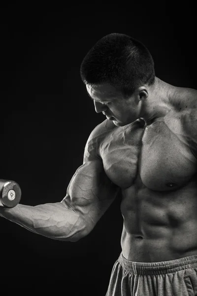 Culturista muestra sus músculos — Foto de Stock