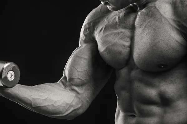 Bodybuilder shows his muscles — Stock Photo, Image