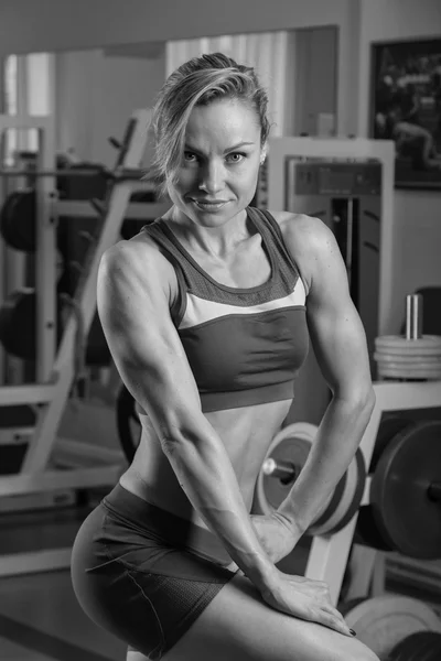Nainen näyttää lihaksensa — kuvapankkivalokuva