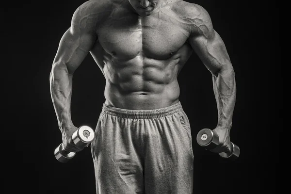 健美运动员展示他的肌肉 — 图库照片