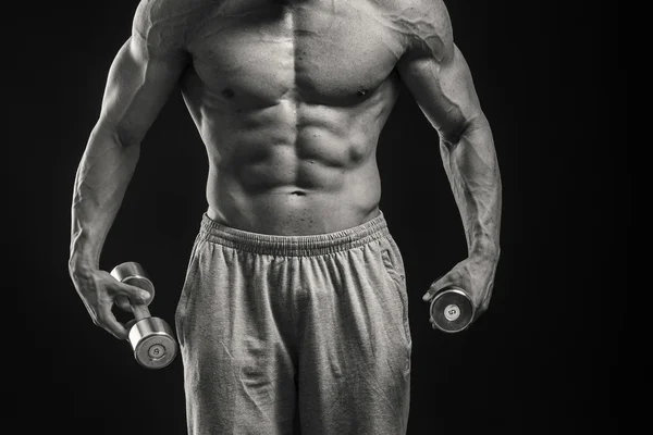 Bodybuilder zeigt seine Muskeln — Stockfoto