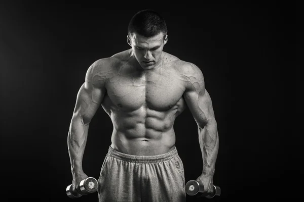 Bodybuilder shows his muscles — Stock Photo, Image