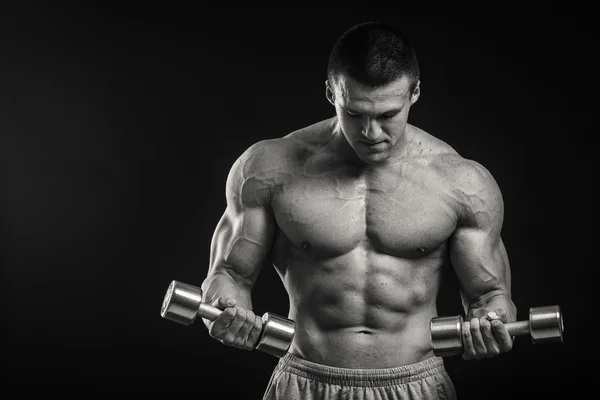 Bodybuilder shows his muscles — Stock Photo, Image