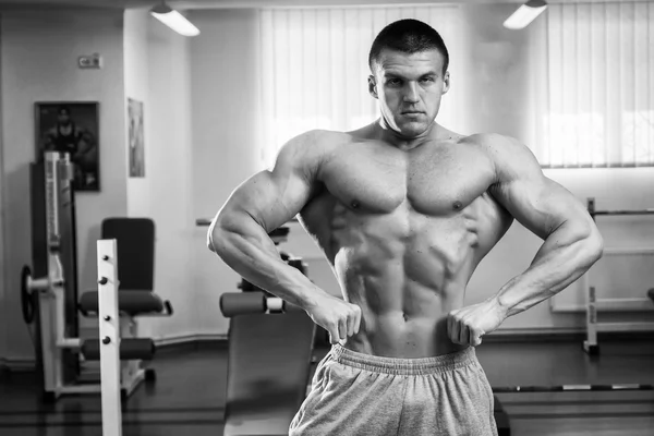 Bodybuilder visar hans muskler — Stockfoto