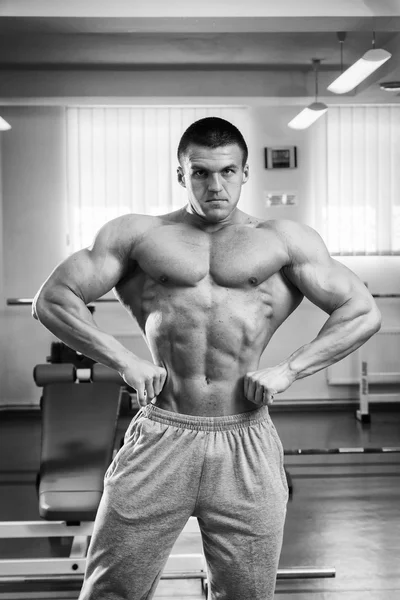 Bodybuilder shows his muscles — Stock Photo, Image