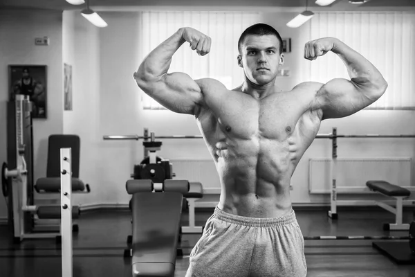 Bodybuilder montre ses muscles — Photo