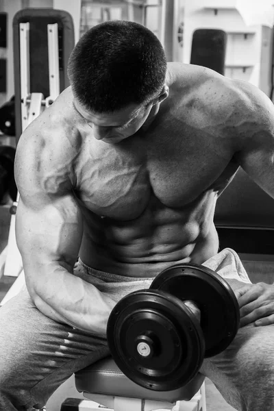 Uomo che fa esercizi in palestra — Foto Stock