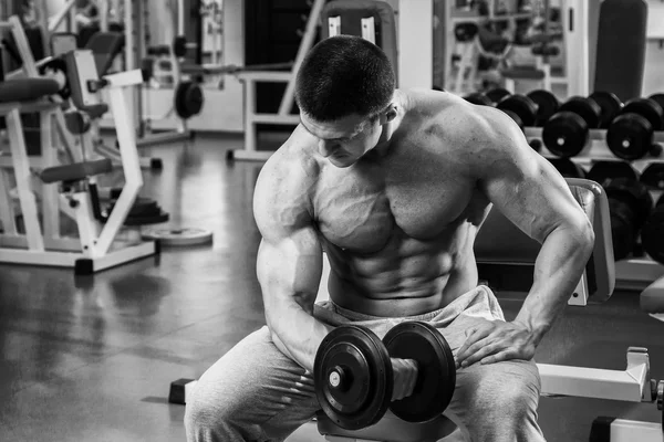 Bodybuilder montre ses muscles — Photo