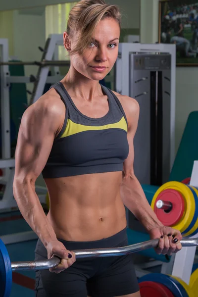 Mujer haciendo ejercicios en el gimnasio. —  Fotos de Stock