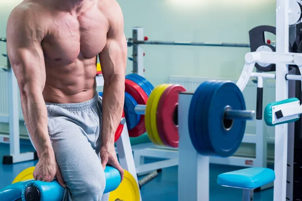Man doing exercises in gym — Stock Photo, Image