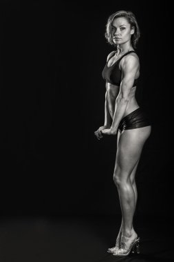 Kadın kaslarını gösteriyor.