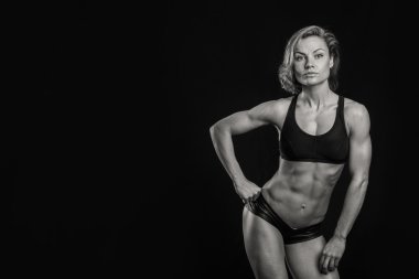 Kadın kaslarını gösteriyor.