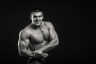 vücut geliştirmeci kasları gösterir