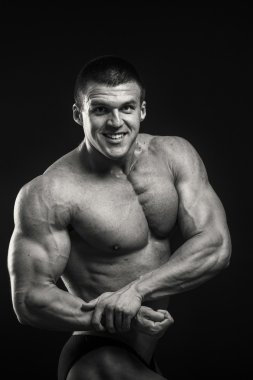 vücut geliştirmeci kasları gösterir