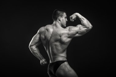 vücut geliştirmeci kasları gösterir