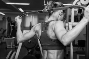 Kadın spor salonunda egzersiz yapıyor..