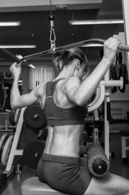 Kadın spor salonunda egzersiz yapıyor..