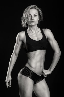 Kadın kaslarını gösteriyor.