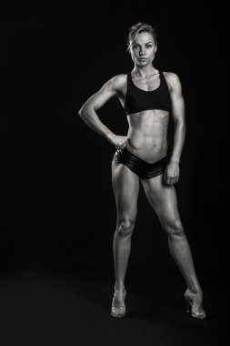 Kadın kaslarını gösteriyor.