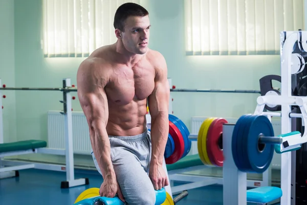 Uomo che fa esercizi in palestra — Foto Stock