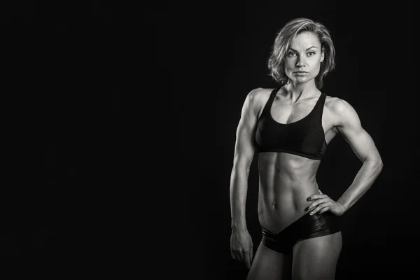 Vrouw toont haar spieren — Stockfoto