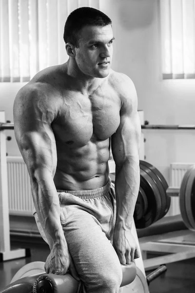 Hombre haciendo ejercicios en el gimnasio —  Fotos de Stock