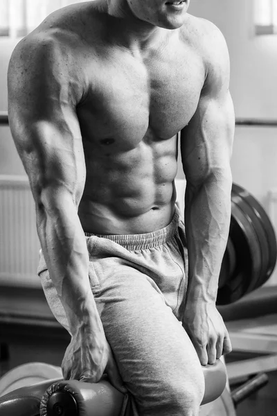 Hombre haciendo ejercicios en el gimnasio —  Fotos de Stock