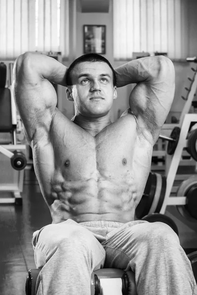 Hombre haciendo ejercicios en el gimnasio — Foto de Stock