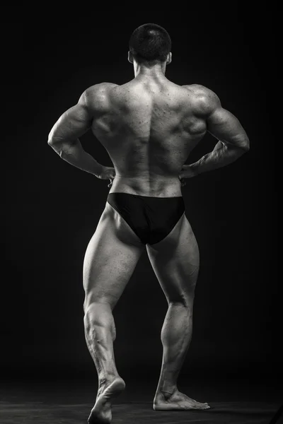 Fisiculturista mostra seus músculos — Fotografia de Stock