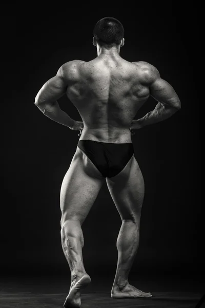 Bodybuilder shows his muscles — Stock Photo, Image