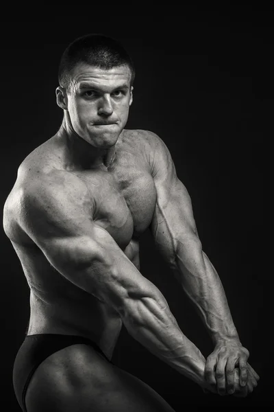 Bodybuilder shows his muscles — Stock Photo, Image