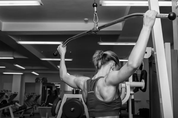 Vrouw doet oefeningen in de sportschool. — Stockfoto