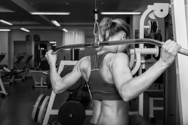 Frau macht Übungen im Fitnessstudio. — Stockfoto