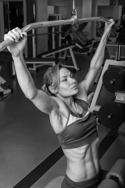 Kvinna gör övningar i gym. — Stockfoto