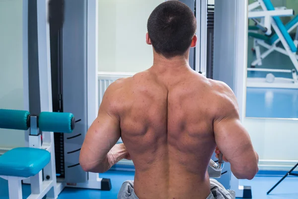 Mann macht Übungen im Fitnessstudio — Stockfoto