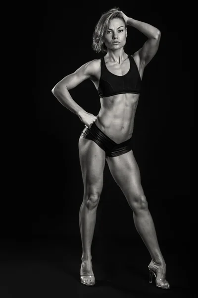 Mulher mostra seus músculos — Fotografia de Stock