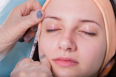 Hastanın yüz içine enjeksiyon