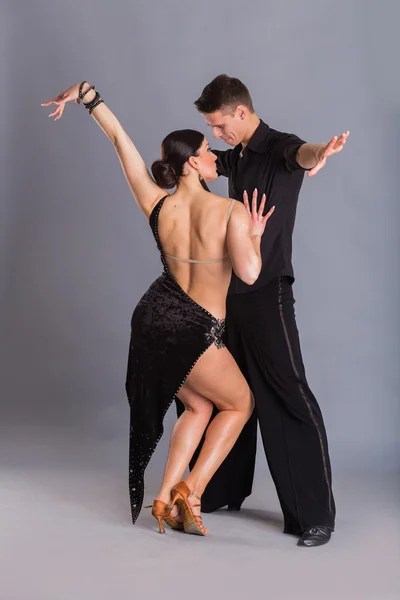 Ballroom dansers in dansen poses — Stockfoto