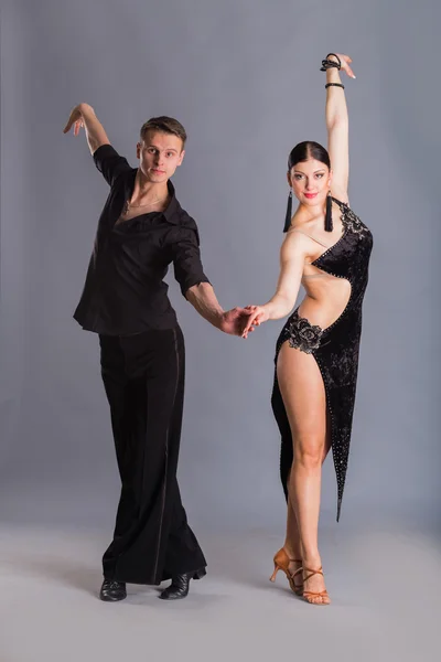 Ballroom dansers in dansen poses — Stockfoto