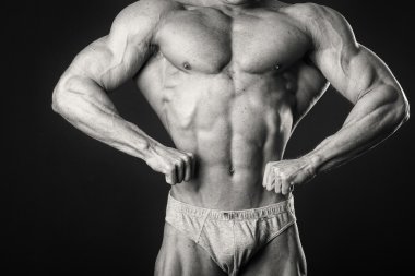 vücut geliştirmeci kasları gösterir