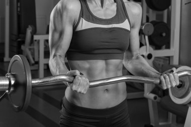 Seksi sarışın kaslı vücut trenler