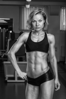 Sarışın seksi kıyafetler içinde