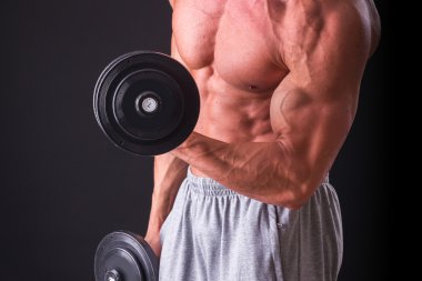 Atletik adam kas muallakta gösterilen