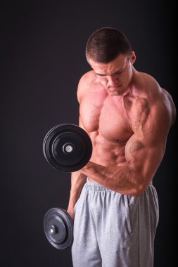 Atletik adam kas muallakta gösterilen