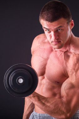 Atletik adam kas muallakta gösterilen