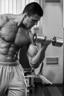 Kol kasları vücut geliştirmeci trenler.