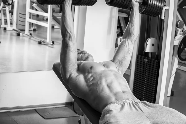ダンベルで筋力トレーニングを行うのボディービルダー — ストック写真