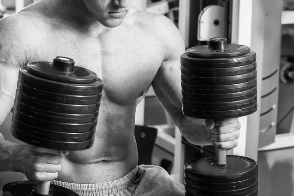 ダンベルで筋力トレーニングを行うのボディービルダー — ストック写真